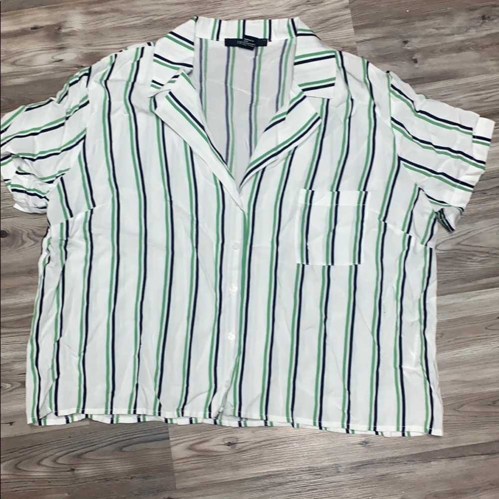F21 short sleeved button down shirt with collar